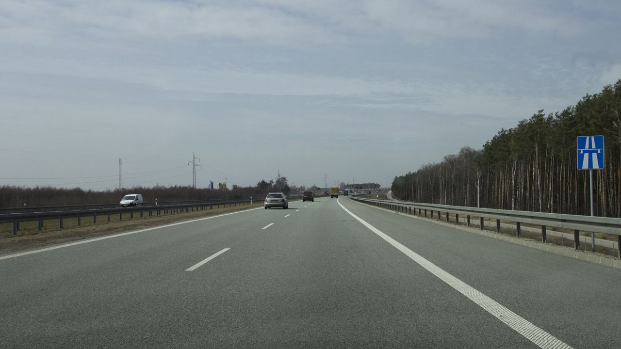 Czy za tym znakiem dopuszczalna prędkość na drodze dla samochodu osobowego jest ograniczona?